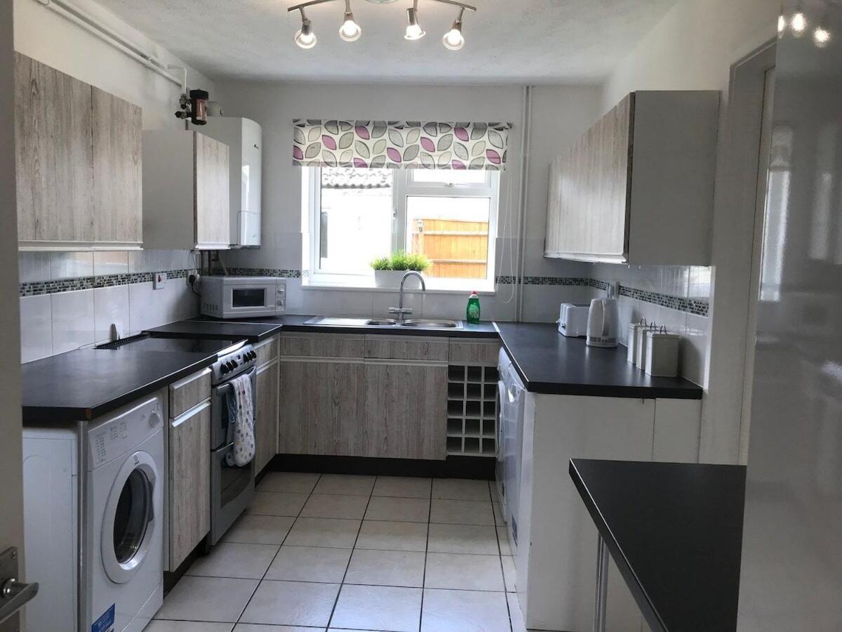 The Conifers Large Detached Home With Off Street Parking Witney Kamer foto