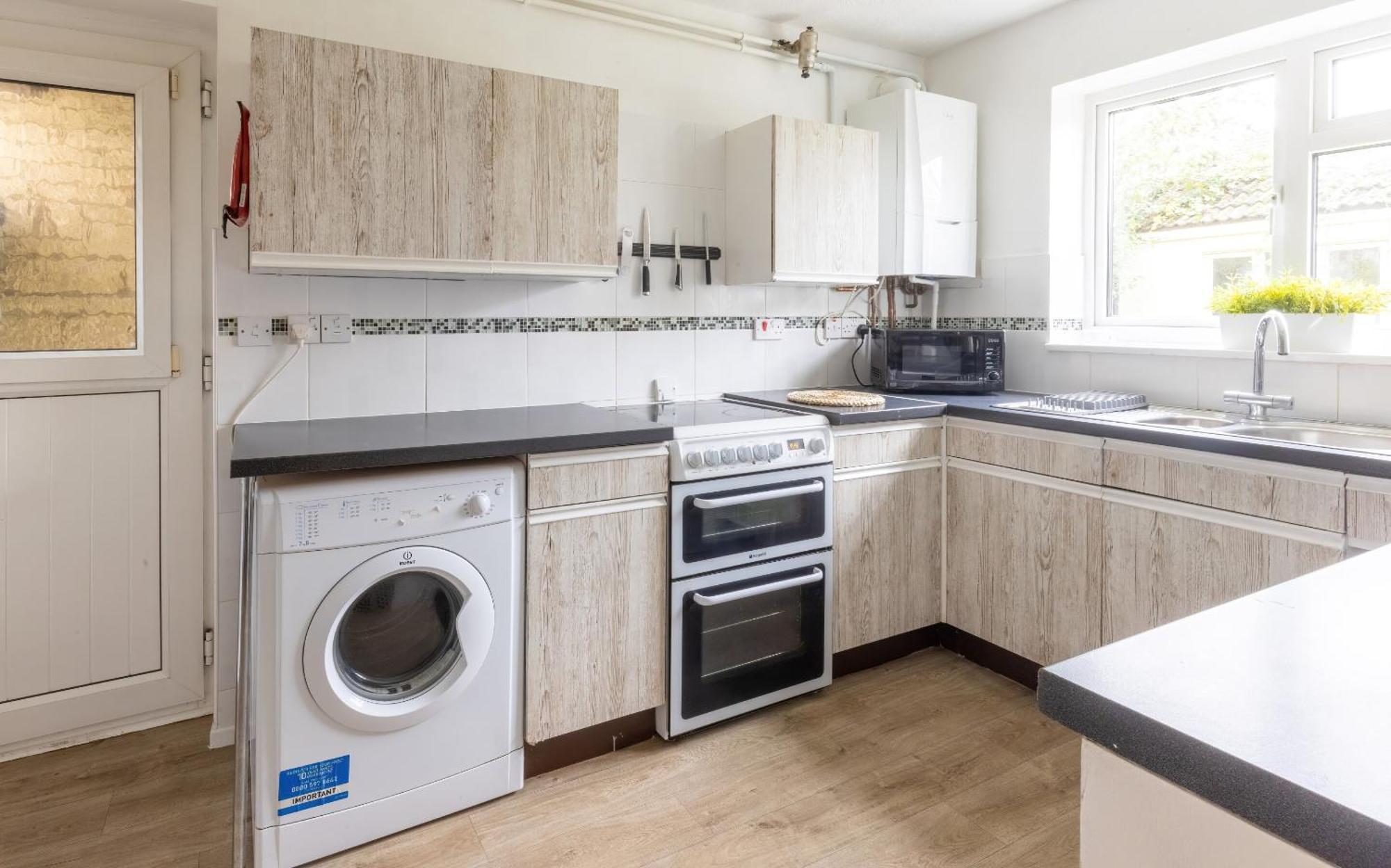 The Conifers Large Detached Home With Off Street Parking Witney Buitenkant foto